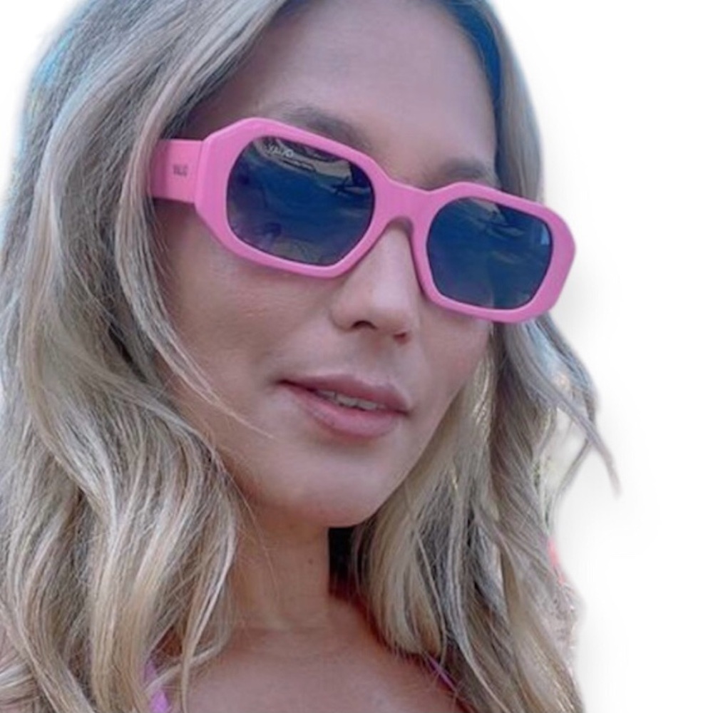 QUAY Hyped Up Sunglasses Polarized Pink Frame Smoke Lenses Retro NWT